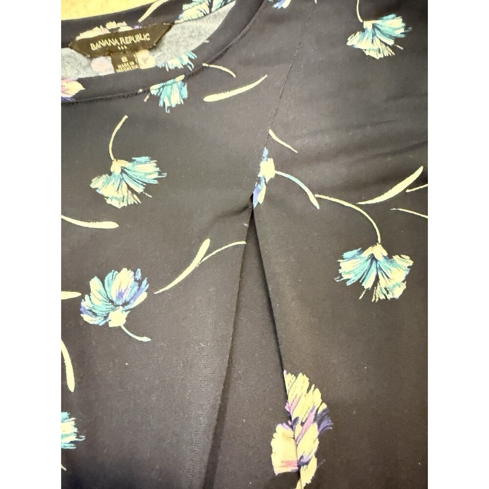 🌸 Banana Republic Navy Floral Blouse – Size Small - Picture 4 of 6